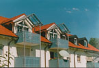 Balkone mit Glasberdachung und Holzlattenfllung